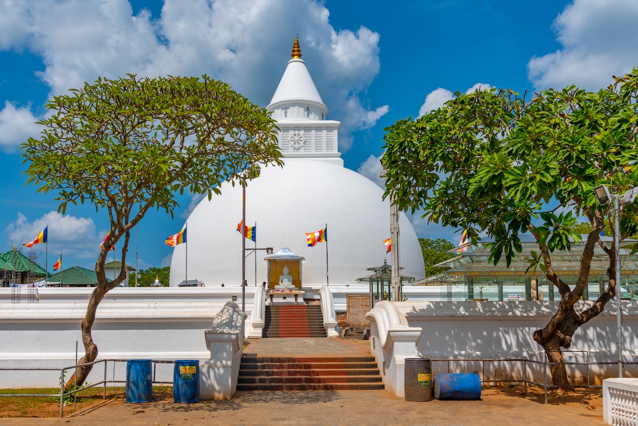 Kirivehara (Kiri Vehera) shrine at Kataragama By dudlajzov